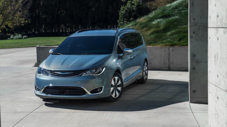 De Chrysler Town & Country en Voyager krijgen een opvolger in de vorm van een nieuwe oude bekende: de Pacifica. Als eerste MPV is deze Chrysler er ook als plug-in hybride.
