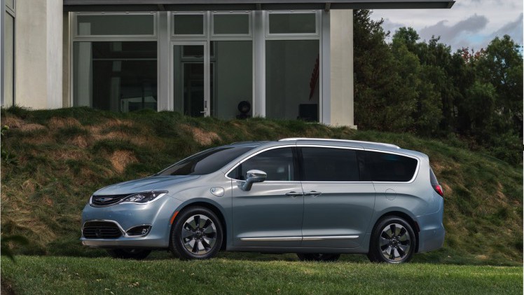 De Chrysler Town & Country en Voyager krijgen een opvolger in de vorm van een nieuwe oude bekende: de Pacifica. Als eerste MPV is deze Chrysler er ook als plug-in hybride.