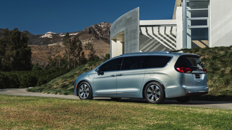 De Chrysler Town & Country en Voyager krijgen een opvolger in de vorm van een nieuwe oude bekende: de Pacifica. Als eerste MPV is deze Chrysler er ook als plug-in hybride.