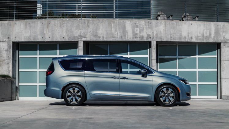 De Chrysler Town & Country en Voyager krijgen een opvolger in de vorm van een nieuwe oude bekende: de Pacifica. Als eerste MPV is deze Chrysler er ook als plug-in hybride.