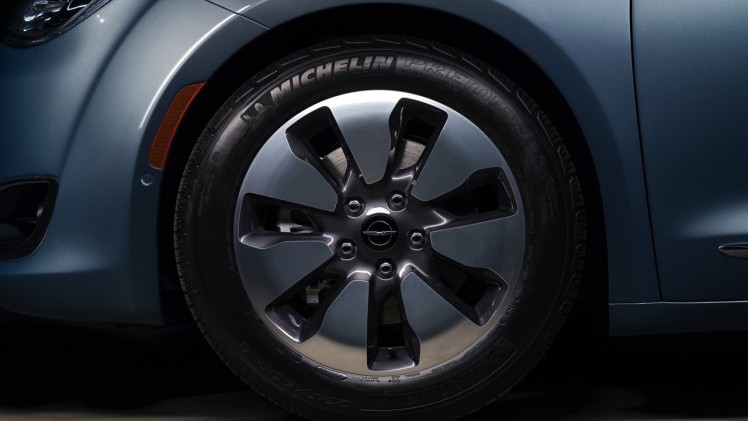 De Chrysler Town & Country en Voyager krijgen een opvolger in de vorm van een nieuwe oude bekende: de Pacifica. Als eerste MPV is deze Chrysler er ook als plug-in hybride.