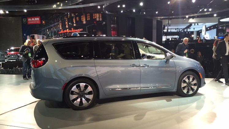 De Chrysler Town & Country en Voyager krijgen een opvolger in de vorm van een nieuwe oude bekende: de Pacifica. Als eerste MPV is deze Chrysler er ook als plug-in hybride.