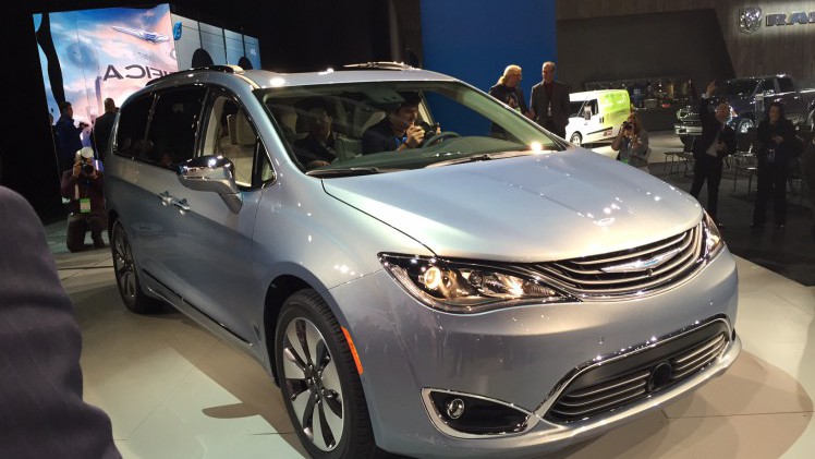 De Chrysler Town & Country en Voyager krijgen een opvolger in de vorm van een nieuwe oude bekende: de Pacifica. Als eerste MPV is deze Chrysler er ook als plug-in hybride.