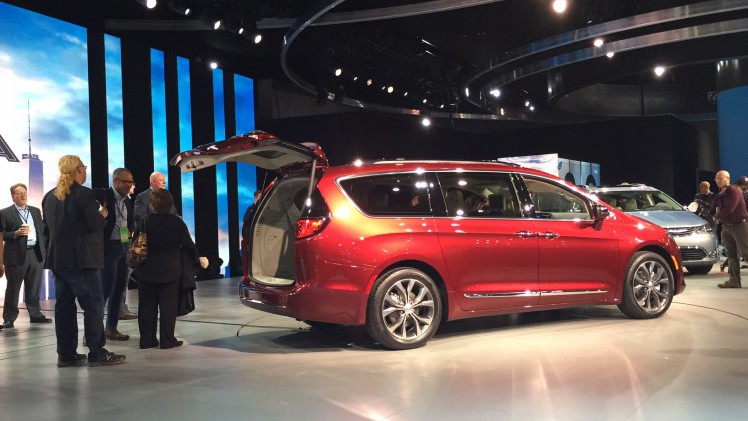 De Chrysler Town & Country en Voyager krijgen een opvolger in de vorm van een nieuwe oude bekende: de Pacifica. Als eerste MPV is deze Chrysler er ook als plug-in hybride.