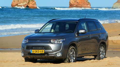 Autotest Mitsubishi Outlander PHEV, die vooral vanwege fiscale cadeautjes de deur uit vliegt maar ook duidelijk comfortabele kwaliteiten heeft.