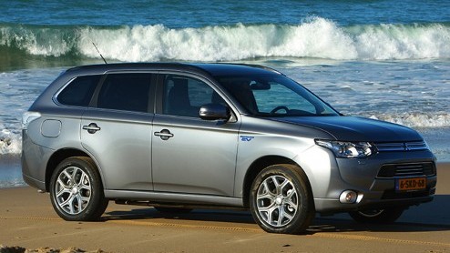 Autotest Mitsubishi Outlander PHEV, die vooral vanwege fiscale cadeautjes de deur uit vliegt maar ook duidelijk comfortabele kwaliteiten heeft.