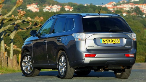 Autotest Mitsubishi Outlander PHEV, die vooral vanwege fiscale cadeautjes de deur uit vliegt maar ook duidelijk comfortabele kwaliteiten heeft.