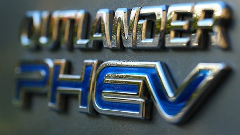 Autotest Mitsubishi Outlander PHEV, die vooral vanwege fiscale cadeautjes de deur uit vliegt maar ook duidelijk comfortabele kwaliteiten heeft.