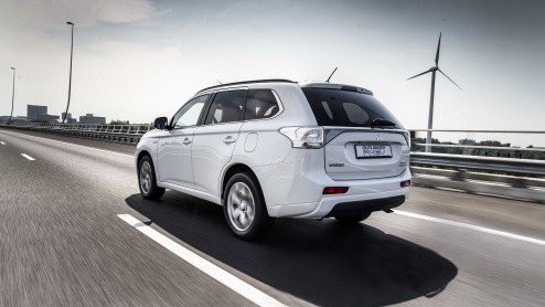 Door twee nieuwe uitvoeringen van de Mitsubishi Outlander PHEV duikt de plug-in hybrid SUV onder de 40 mille in de prijslijst. Nieuw zijn de Outlander Business Edition en Executive Edition.