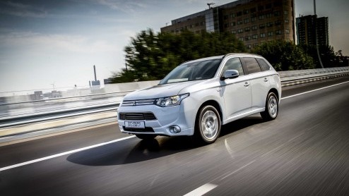 Door twee nieuwe uitvoeringen van de Mitsubishi Outlander PHEV duikt de plug-in hybrid SUV onder de 40 mille in de prijslijst. Nieuw zijn de Outlander Business Edition en Executive Edition.