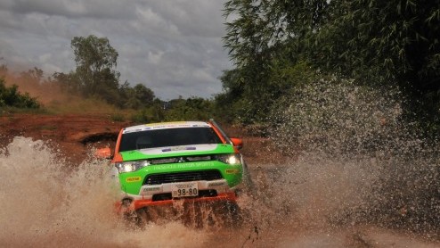 Mitsubishi gaat met een gemodificeerd Outlander PHEV de strijd aan in de Asia Cross Country Rally 2014 van Thailand naar Cambodja.