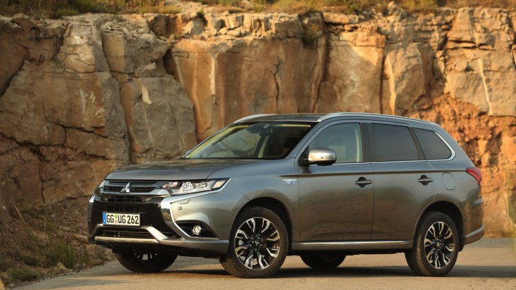 Autotest van de nieuwe Mitsubishi Outlander PHEV facelift, het model dat eind 2015 op de markt komt en flink verbeterd is ten opzichte van zijn voorganger. Met 7% bijtelling aantrekkelijk voor lease.