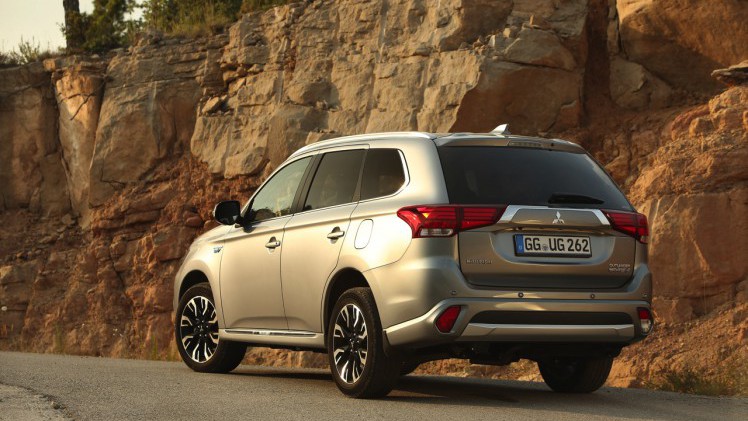 Autotest van de nieuwe Mitsubishi Outlander PHEV facelift, het model dat eind 2015 op de markt komt en flink verbeterd is ten opzichte van zijn voorganger. Met 7% bijtelling aantrekkelijk voor lease.