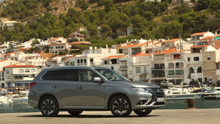Autotest van de nieuwe Mitsubishi Outlander PHEV facelift, het model dat eind 2015 op de markt komt en flink verbeterd is ten opzichte van zijn voorganger. Met 7% bijtelling aantrekkelijk voor lease.