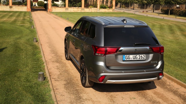 Autotest van de nieuwe Mitsubishi Outlander PHEV facelift, het model dat eind 2015 op de markt komt en flink verbeterd is ten opzichte van zijn voorganger. Met 7% bijtelling aantrekkelijk voor lease.