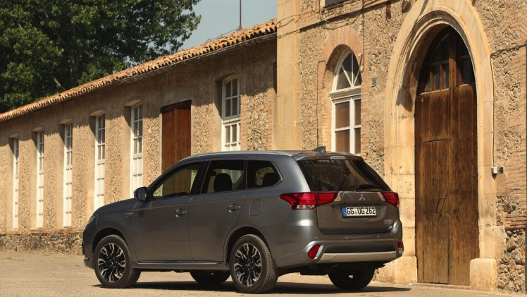 Autotest van de nieuwe Mitsubishi Outlander PHEV facelift, het model dat eind 2015 op de markt komt en flink verbeterd is ten opzichte van zijn voorganger. Met 7% bijtelling aantrekkelijk voor lease.