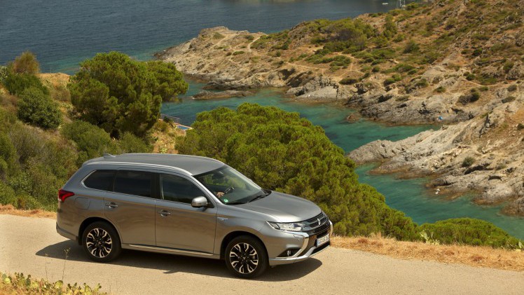 Autotest van de nieuwe Mitsubishi Outlander PHEV facelift, het model dat eind 2015 op de markt komt en flink verbeterd is ten opzichte van zijn voorganger. Met 7% bijtelling aantrekkelijk voor lease.