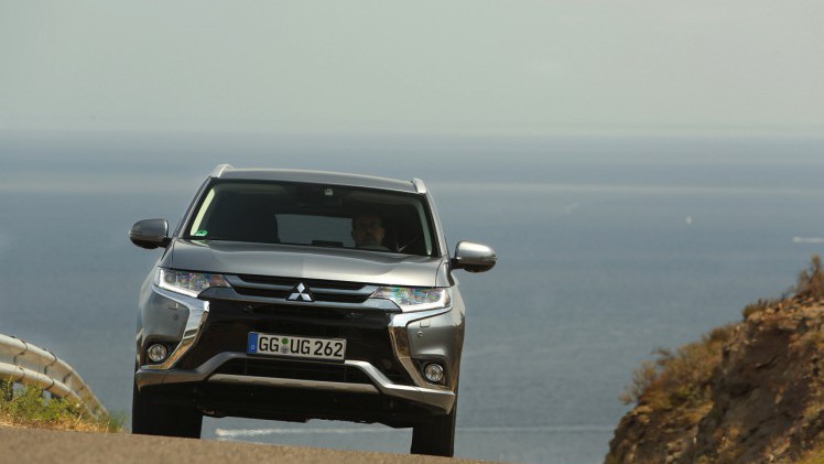 Autotest van de nieuwe Mitsubishi Outlander PHEV facelift, het model dat eind 2015 op de markt komt en flink verbeterd is ten opzichte van zijn voorganger. Met 7% bijtelling aantrekkelijk voor lease.