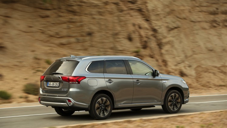 Autotest van de nieuwe Mitsubishi Outlander PHEV facelift, het model dat eind 2015 op de markt komt en flink verbeterd is ten opzichte van zijn voorganger. Met 7% bijtelling aantrekkelijk voor lease.