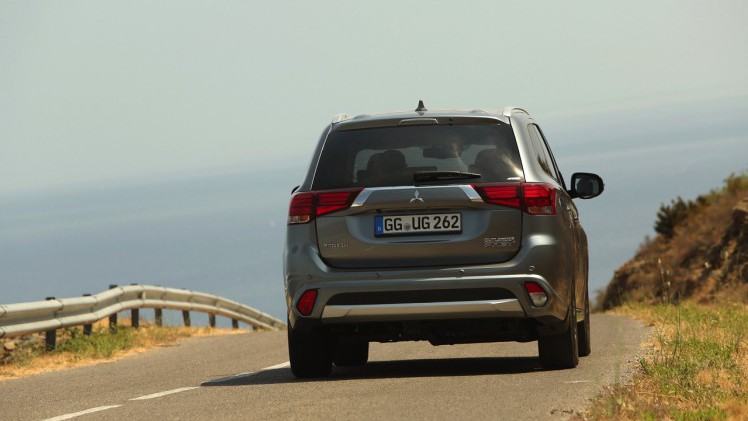 Autotest van de nieuwe Mitsubishi Outlander PHEV facelift, het model dat eind 2015 op de markt komt en flink verbeterd is ten opzichte van zijn voorganger. Met 7% bijtelling aantrekkelijk voor lease.