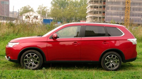 Rijtest vernieuwde Mitsubishi Outlander. De populaire SUV kreeg facelift en uitgebreider standaarduitrusting.
