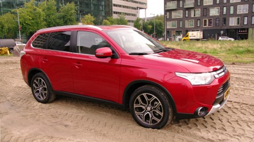 Rijtest vernieuwde Mitsubishi Outlander. De populaire SUV kreeg facelift en uitgebreider standaarduitrusting.