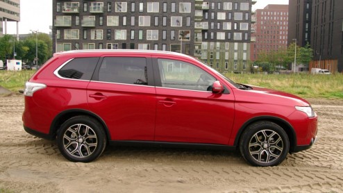 Rijtest vernieuwde Mitsubishi Outlander. De populaire SUV kreeg facelift en uitgebreider standaarduitrusting.
