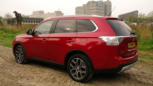 Rijtest vernieuwde Mitsubishi Outlander. De populaire SUV kreeg facelift en uitgebreider standaarduitrusting.