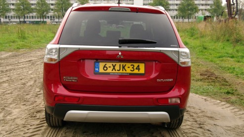 Rijtest vernieuwde Mitsubishi Outlander. De populaire SUV kreeg facelift en uitgebreider standaarduitrusting.
