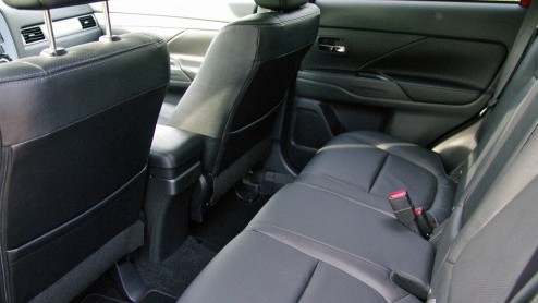 Rijtest vernieuwde Mitsubishi Outlander. De populaire SUV kreeg facelift en uitgebreider standaarduitrusting.