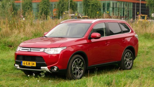 Rijtest vernieuwde Mitsubishi Outlander. De populaire SUV kreeg facelift en uitgebreider standaarduitrusting.
