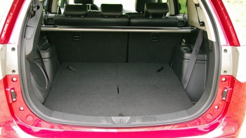 Rijtest vernieuwde Mitsubishi Outlander. De populaire SUV kreeg facelift en uitgebreider standaarduitrusting.