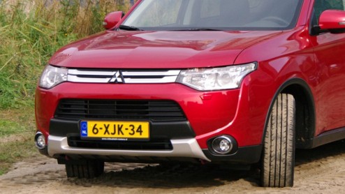 Rijtest vernieuwde Mitsubishi Outlander. De populaire SUV kreeg facelift en uitgebreider standaarduitrusting.