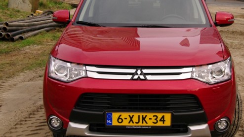 Rijtest vernieuwde Mitsubishi Outlander. De populaire SUV kreeg facelift en uitgebreider standaarduitrusting.