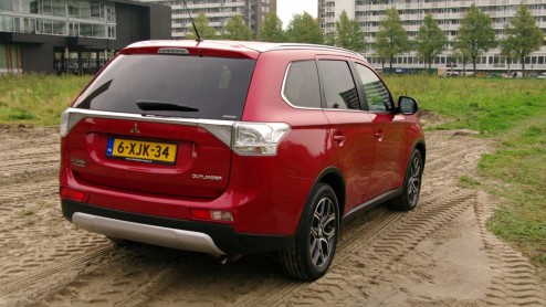 Rijtest vernieuwde Mitsubishi Outlander. De populaire SUV kreeg facelift en uitgebreider standaarduitrusting.