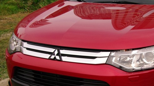 Rijtest vernieuwde Mitsubishi Outlander. De populaire SUV kreeg facelift en uitgebreider standaarduitrusting.