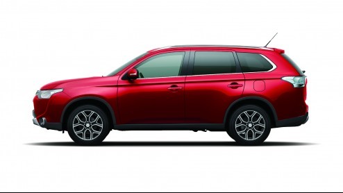 Twee jaar na zijn introductie voert Mitsubishi voor de Outlander een subtiele facelift door. De wijzigingen beperken zich tot de benzine- en dieseluitvoeringen. Tevens is de vanafprijs aangescherpt.