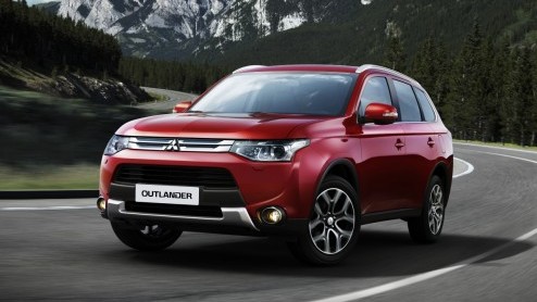 Twee jaar na zijn introductie voert Mitsubishi voor de Outlander een subtiele facelift door. De wijzigingen beperken zich tot de benzine- en dieseluitvoeringen. Tevens is de vanafprijs aangescherpt.