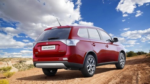 Twee jaar na zijn introductie voert Mitsubishi voor de Outlander een subtiele facelift door. De wijzigingen beperken zich tot de benzine- en dieseluitvoeringen. Tevens is de vanafprijs aangescherpt.