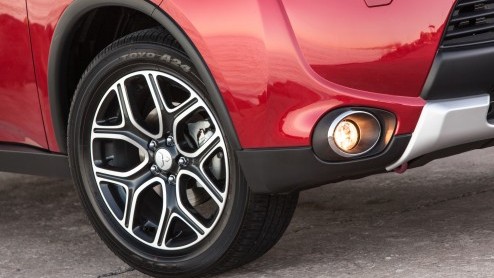 Twee jaar na zijn introductie voert Mitsubishi voor de Outlander een subtiele facelift door. De wijzigingen beperken zich tot de benzine- en dieseluitvoeringen. Tevens is de vanafprijs aangescherpt.