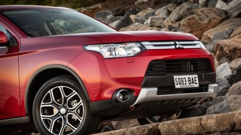 Twee jaar na zijn introductie voert Mitsubishi voor de Outlander een subtiele facelift door. De wijzigingen beperken zich tot de benzine- en dieseluitvoeringen. Tevens is de vanafprijs aangescherpt.