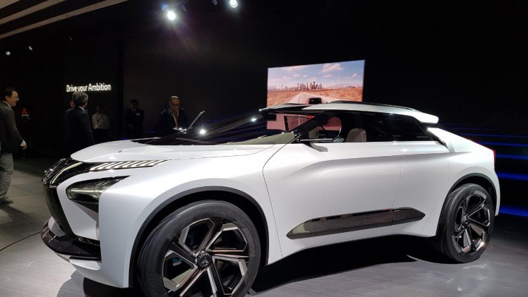 Mitsubishi onthulde vandaag in Tokyo de E-evolution, een concept van een volledig elektrische SUV die autonoom rijdt en de bestuurder coached.