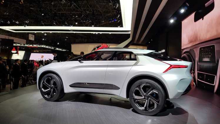 Mitsubishi onthulde vandaag in Tokyo de E-evolution, een concept van een volledig elektrische SUV die autonoom rijdt en de bestuurder coached.