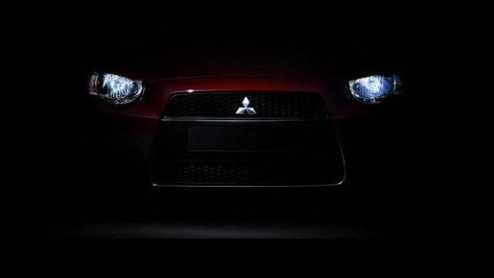 Mitsubishi zet voor de Autosalon van Parijs drie modellen in de spotlights. Zo presenteert het merk opnieuw de Lancer Sportback en komt de Racing Lancer ten tonele. Geheimzinnigheid rust nog rond een