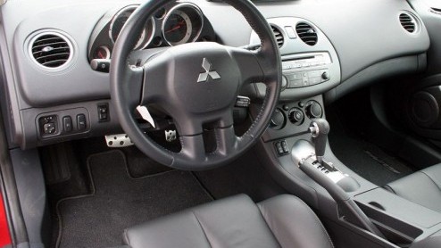 De modelnaam Eclipse is wel een beetje toepasselijk voor het beleid dat Mitsubishi ten aanzien van deze sportcoup hanteert voor Europa. Hij blijft voor ons namelijk in het duister, want hij is alleen