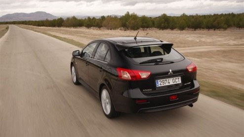 De Mitsubishi Lancer familie is bij de dealers nu uitgebreid met de Lancer Sportback. De sportieve hatchback staat vanaf net geen 23.000 euro in de prijslijst. Naast de 1.8 benzinemotor is er een twee