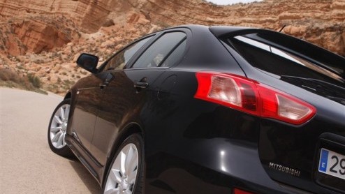 De Mitsubishi Lancer familie is bij de dealers nu uitgebreid met de Lancer Sportback. De sportieve hatchback staat vanaf net geen 23.000 euro in de prijslijst. Naast de 1.8 benzinemotor is er een twee