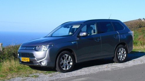 Autotest Mitsubishi Outlander PHEV, die vooral vanwege fiscale cadeautjes de deur uit vliegt maar ook duidelijk comfortabele kwaliteiten heeft.