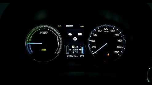Autotest Mitsubishi Outlander PHEV, die vooral vanwege fiscale cadeautjes de deur uit vliegt maar ook duidelijk comfortabele kwaliteiten heeft.