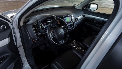 Autotest Mitsubishi Outlander PHEV, die vooral vanwege fiscale cadeautjes de deur uit vliegt maar ook duidelijk comfortabele kwaliteiten heeft.